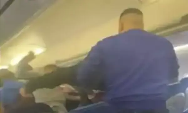 लात-घूंसे चले: फ्लाइट में हुई जमकर मारपीट, पुलिस ने छह लोगों को किया गिरफ्तार... देखें वीडियो