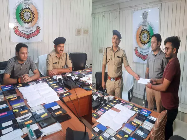 मोबाइल गुम होने के बाद टूट चुकी थी उम्मीद, पुलिस ने 26 लाख के 122 मोबाइल को ढूंढ निकाला.... मोबाइल वापस पाकर चेहरे पर लौटी खुशी, बोले- SSP सर थैंक्यू....