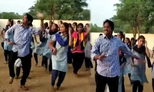 VIDEO: स्कूल टीचर ने ग्राउंड पर छात्राओं के साथ किया जबरदस्त डांस, देखते रह जाएंगे बिना पलक झपकाए... देखें VIDEO: स्कूल टीचर ने ग्राउंड पर छात्राओं के साथ किया जबरदस्त डांस, देखते रह जाएंगे बिना पलक झपकाए... देखें