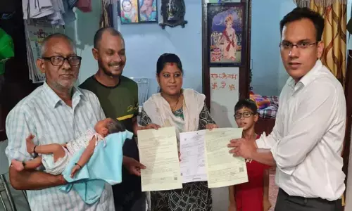 मितान बन रायपुर कलेक्टर पहुँचे आवेदक के घर, नवजात शिशु के पिता को घर बैठे मिला जन्म प्रमाण