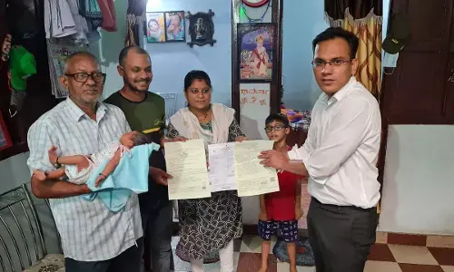 कलेक्टर बने मितान: अपने जन्मदिन पर नवजात शिशु का जन्म प्रमाण पत्र लेकर पहुंचे कलेक्टर सौरभ कुमार; जाति और निवास प्रमाण पत्र भी घर बैठे मिला