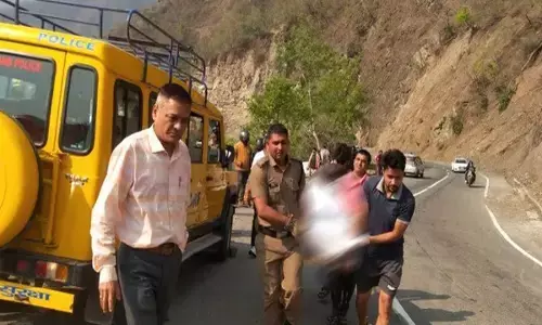 दर्दनाक हादसा: शादी की खरीददारी कर लौट रहे परिवार के पांच लोगों की मौत...गहरी खाई में गिरी कार, एक ही परिवार के थे सभी