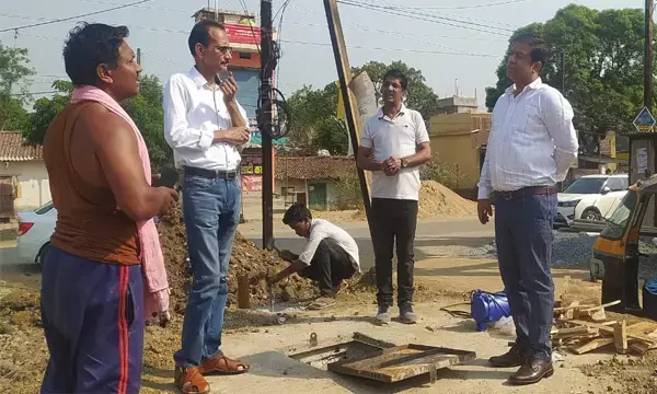 निगम कमिश्नर अजय त्रिपाठी ने किया देवरीखुर्द, बुटापारा का निरीक्षण