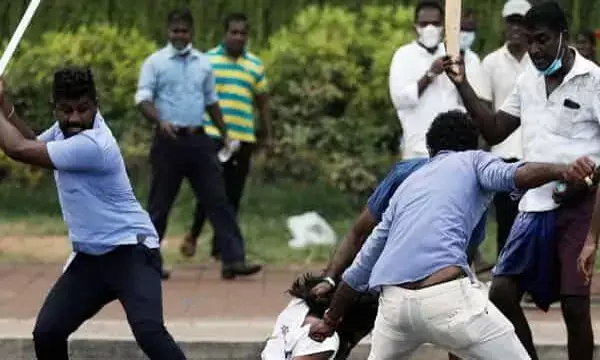 सांसद की मौत: प्रदर्शनकारियों का बवाल, सत्तारूढ़ पार्टी के सांसद की मिली लाश... खुद को गोली मारने की आशंका...कर्फ्यू जारी...