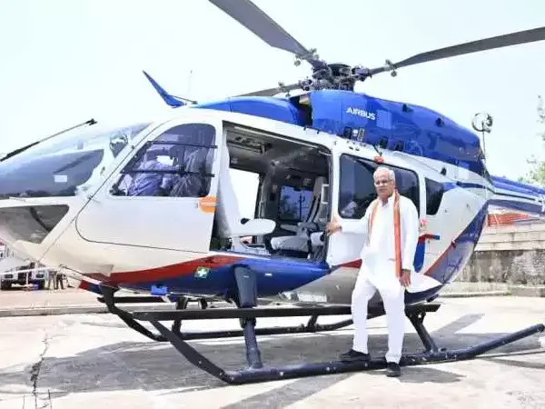 IAS का फर्स्ट विकेटः सीएम के हेलिकाप्टर का टेकऑफ और आईएएस का विकेट डाउन एक साथ, पार्टी की बैठक में हिस्सा लेने दौरा ब्रेक कर CM दिल्ली हो रहे रवाना