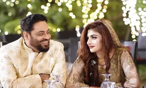 49 की उम्र में पूर्व सांसद ने की 18 साल की लड़की से शादी, अब तीसरी बीवी ने शैतान बताकर  मांगा तलाक...बोली-  सारी-सारी रात जगाता था...