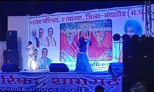 वीडियो- पीएम, मुख्यमंत्री की फ़ोटो लगाकर अश्लील डांस: मेले में अश्लील डांस और विवाद, कलेक्टर ने सीएमओ को किया सस्पेंड...
