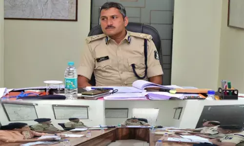 CG फरार आरोपियों को पकड़ने स्पेशल टीम: आईजी ने ली चार घंटे की मैराथन बैठक, महिला और बच्चों से जुड़े अपराध में त्वरित कार्रवाई के निर्देश; गंभीर केस की हर हफ्ते समीक्षा
