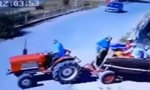 खौफनाक वीडियो: तेज रफ्तार कार ने ट्रैक्टर में मारी जोरदार टक्कर, अलग हो गया इंजन... देखें