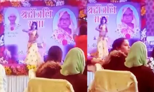 VIDEO: श्रद्धांजलि सभा में हुआ अश्लील डांस, फूहड़ डांस देखकर हैरान रह गए लोग... बोले- गम है या खुशी