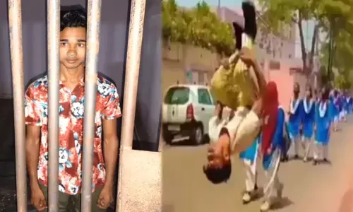 VIDEO: कॉलेज की लड़कियों के सामने लड़के ने मारी गुलाटी, पुलिस ने किया गिरफ्तार तो छत्तीसगढ़ के रिटायर आईपीएस ने गिरफ्तारी पर उठाया सवाल, पूछा..जुर्म क्या है