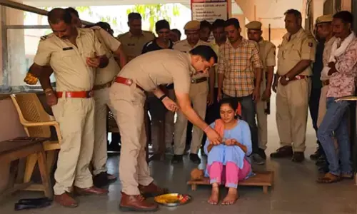 महिला कॉन्स्टेबल को थाने में लगी हल्दी, थाने के स्टाफ ने अनोखे अंदाज में विदाई दी... देखें