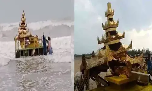 VIDEO: समुद्र में बहकर आया सोने का रथ: लोगों ने समुद्र से बाहर निकाला, अधिकारियों ने कही ये बात...