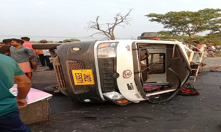शादी से लौट रहा ट्रक पलटा, चार युवकों की मौत... एक दर्जन लोग घायल...