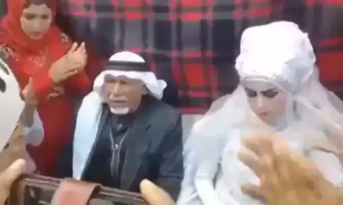 वाह क्या ख़ूब किस्मत: 28 पत्नियों, 35 बच्चे और 126 पोते-पोतियों के सामने रचाई 37वीं शादी... देखें वीडियो