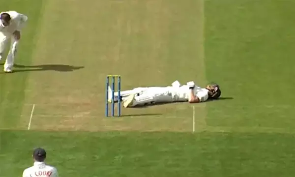 VIDEO: मैच के दौरान अचानक बल्लेबाज मैदान पर गिर पड़ा, देखकर आप रहें जाएंगे हैरान