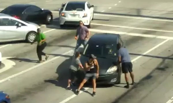 VIDEO: चलती कार में बेहोश हुई महिला, बेकाबू हो गई कार... फिर जो हुआ उसे देखकर दंग रह जाएंगे आप