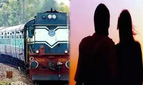 चलती ट्रेन से प्रेमी-प्रेमिका ने हाथ पकड़ कर लगाई छलांग, जानें फिर क्या हुआ...