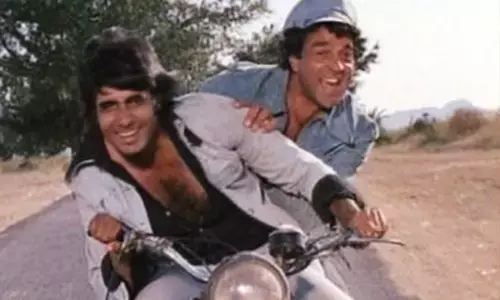बंदरों ने ऐसी चलाई साइकिल, देखकर शोले के जय-वीरू की दोस्ती याद आ जाएगी... देखें वीडियो