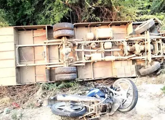 भीषण सड़क हादसा: बाइक को टक्‍कर मारने के बाद बस पलटी, बच्चे सहित चार की मौत, कई घायल