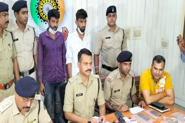 कट्टे से फायर कर लूट: दो आरोपी को पुलिस ने किया गिरफ्तार, कॉफी लेकर घर लौट रही दो युवतियों से की थी लूट...कट्टा, एक्टिव और नगदी जब्त.... कट्टे से फायर कर लूट: दो आरोपी को पुलिस ने किया गिरफ्तार, कॉफी लेकर घर लौट रही दो युवतियों से की थी लूट...कट्टा, एक्टिव और नगदी जब्त....