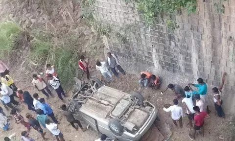 दर्दनाक: बारातियों से भरी कार नदी में गिरी, पांच लोगों की मौत, दो की हालत गंभीर...