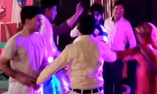 महिला को डांस के लिए घसीटकर लाया शख्स, फिर जोरदार हुई मारपीट... देखें वीडियो