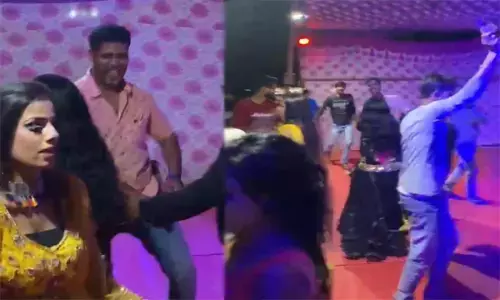 CG- थानेदार का तमंचे पर डिस्को: डीजे पर इंस्पेक्टर ने महिला डांसर के साथ लगाए ठुमके, तमंचे के साथ वीडियो वायरल...