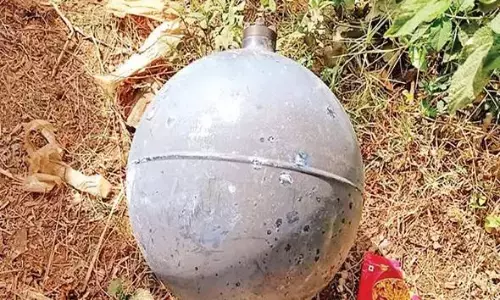 एलियंस अंतर‍िक्ष से फ़ेंक रहे गेंद...इन गांवों में मचा हड़कंप, जांच में जुटे वैज्ञान‍िक...