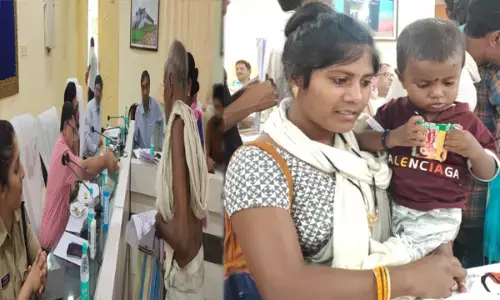 सरगुजा जनदर्शन जहां समस्याओं के समाधान के साथ,  बच्चों को खाने के लिए बिस्कुट और बड़ों को दिया जाता है नाश्ता... बच्चो के चेहरे पर कलेक्टर लाते है मुस्कान