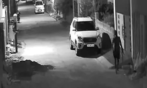 GST असिस्टेंट कमिश्नर के घर चोरी VIDEO: इस शहर में चोरों का आतंक, असिस्टेंट कमिश्नर के घर से नगदी सहित लाखों का माल पार...सीसीटीवी में वारदात कैद....