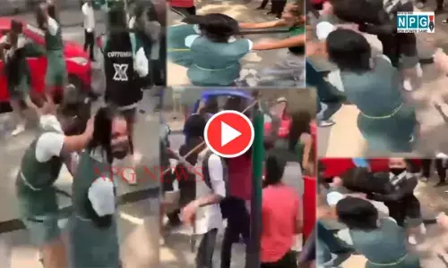 VIDEO: स्कूली छात्राएं बीच सड़क पर आपस में भिड़ीं, खींचे बाल और चले जोरदार लात-घूंसे...