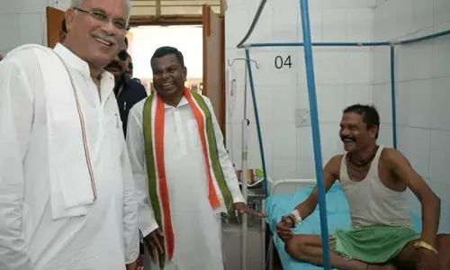 CM के दुभाषिया बने मंत्री कवासी: मुख्यमंत्री ने स्वास्थ्य केंद्र में मरीजों से की कवासी के जरिए बात...