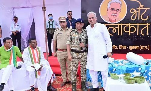 इंस्पेक्टर के सम्मान में जब खड़े हो गए CM भूपेश, बाहों में लेकर बजवायी ताली, नक्सली से सरेंडर कर DRG में बना...