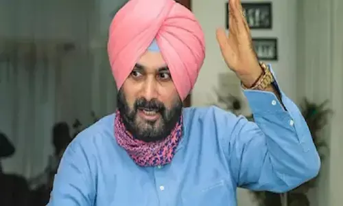 बैग लेकर पटियाला हाउस कोर्ट पहुँचे सिद्धू ने किया सरेंडर,मेडिकल के बाद किया जाएगा जेल दाखिल