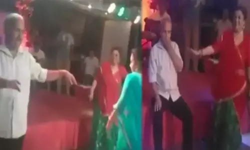 VIDEO डांस के दौरान अंकल की मौत: सांस फूली-नीचे बैठे और हो गई जान, महिलाओं के साथ कर रहे थे डांस...
