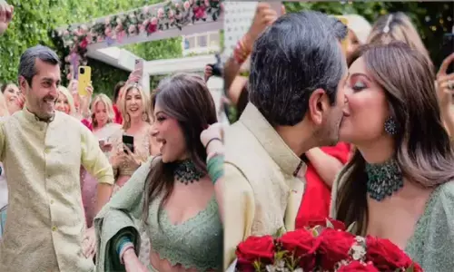 बेबी डॉल कनिका कपूर बनेंगी गौतम की दुल्हन, मेहंदी सेरेमनी में लगाए ठुमके...पति को सरेआम किया LIP KISS... देखें