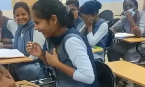 छिपकली सामने देख कांप गई लड़कियां, देखकर छूट जाएगी आपकी हंसी... देखें वीडियो