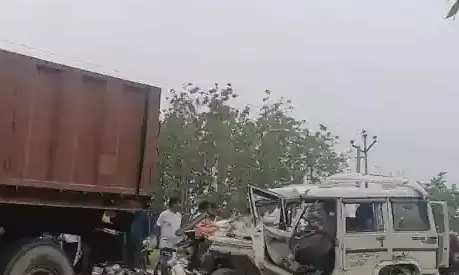 नौ की दर्दनाक मौत: बारातियों से भरी बोलेरो ने खड़ी ट्रेलर को मारी जोरदार टक्कर... नौ लोगों की मौत, दो गंभीर