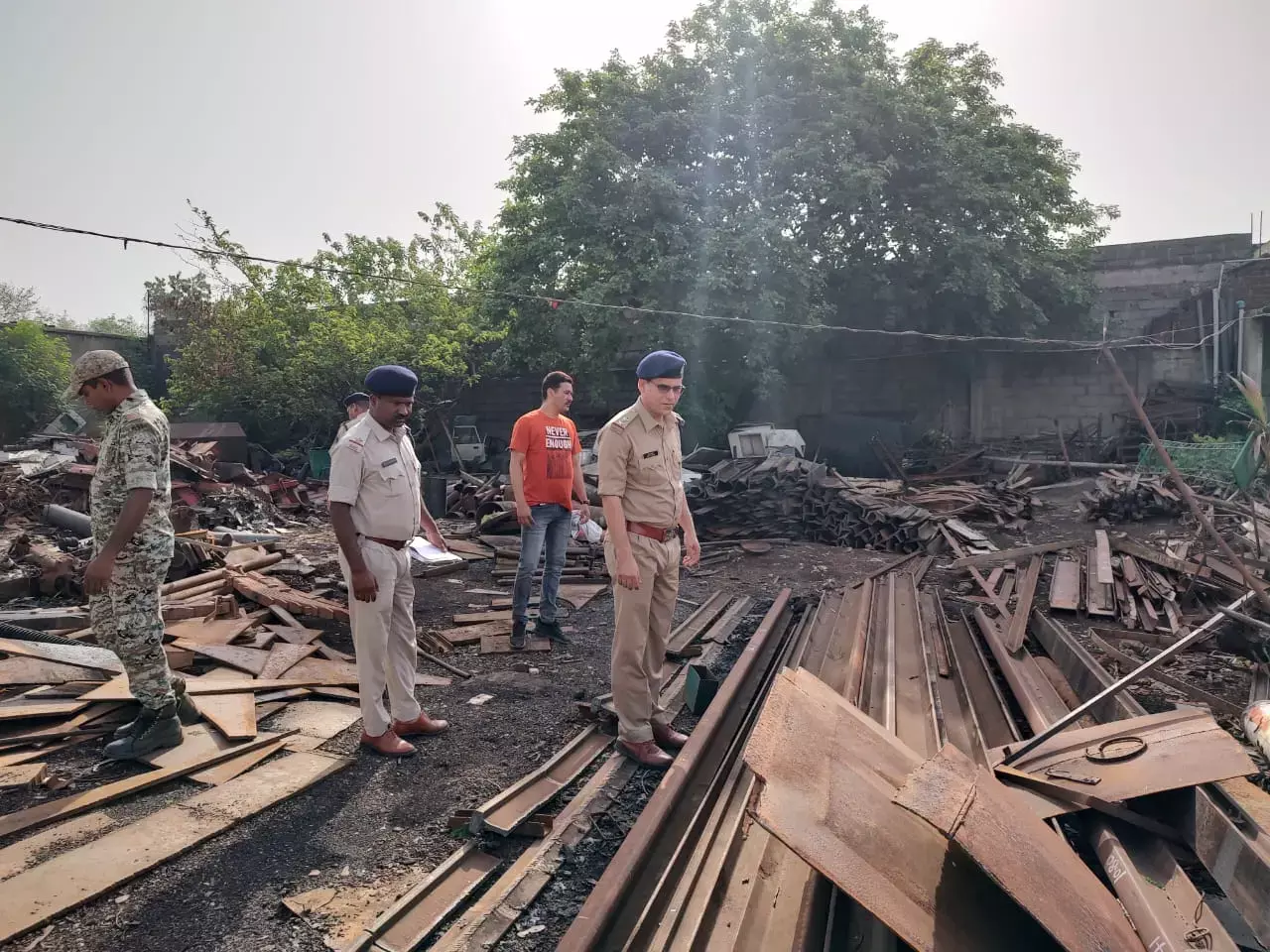 चोरी पर अंकुश लगाने कबाड़ियों के यहां पुलिस की कार्रवाई, 12 कबाड़ियों के पास से मिले संदेहास्पद सामान...