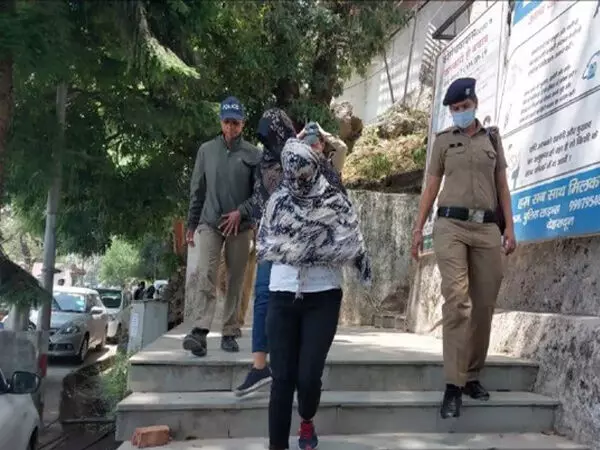 होटल में सेक्स रैकेट: ऑनलाइन चलता था पूरा रैकेट, व्हाट्सअप पर लड़कियों की तस्वीरें ग्राहकों को भेज होती थी डील...तीन युवक-दो युवतियां गिरफ्तार होटल में सेक्स रैकेट: ऑनलाइन चलता था पूरा रैकेट, व्हाट्सअप पर लड़कियों की तस्वीरें ग्राहकों को भेज होती थी डील...तीन युवक-दो युवतियां गिरफ्तार