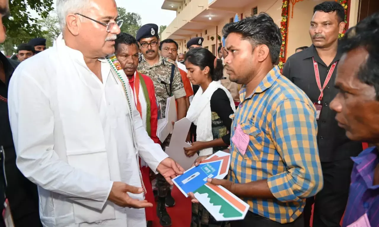 बड़े बेटे की हत्या के बाद मां ने नक्सलियों के डर से 6 साल के कलेजे के टुकड़े को पढ़ने आश्रम भेज दिया...CM भूपेश ने सौंपी खुशियों के आशियाने की चाबी