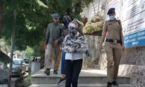 होटल में सेक्स रैकेट: ऑनलाइन चलता था पूरा रैकेट, व्हाट्सअप पर लड़कियों की तस्वीरें ग्राहकों को भेज होती थी डील...तीन युवक-दो युवतियां गिरफ्तार