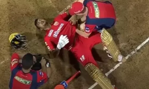 VIDEO: उमरान मलिक की बॉल से मयंक अग्रवाल को लगी गंभीर चोट, मैदान पर दर्द से छटपटाने लगे... बीच में ही रोकना पड़ा मैच