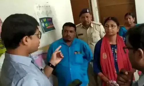 VIDEO- थप्पड़बाज SDM: महिला की जगह पति काम कर रहा था दफ्तर में, देखकर आग बबूला हुए एसडीएम, दनादन बरसाए थप्पड़...