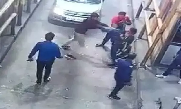 VIDEO- टोल प्लाजा पर दबंगई:  गाड़ी पहले निकालने को लेकर दो पक्षों में हुई जमकर मारपीट... CCTV में कैद हुई घटना