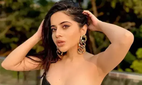 Urfi Javed: ओ भाई, उर्फी ने सरेआम उतर फेके अपने कपड़े, और फिर किया कुछ ऐसा, वीडियो देख लोगो को चड़ा 400 डिग्री बुखार...
