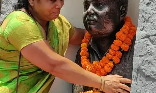 शहीद की पत्नी की आंखों में आंसू: झीरम मेमोरियल में पति की प्रतिमा से लिपटकर रो पड़ी पत्नी, लोगों की आंखें भी हुईं नम; पत्नी बोली...