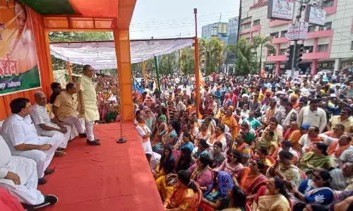 जंगी प्रदर्शन कर पूर्व मंत्री अमर अग्रवाल ने दिखाई ताकत...सड़क पर उतरे सैकड़ों समर्थक, सरकार पर बोला हमला...बोले, विकास चरमरा गया, अपराधों और भूमाफियाओं से लोग सहमे हुए