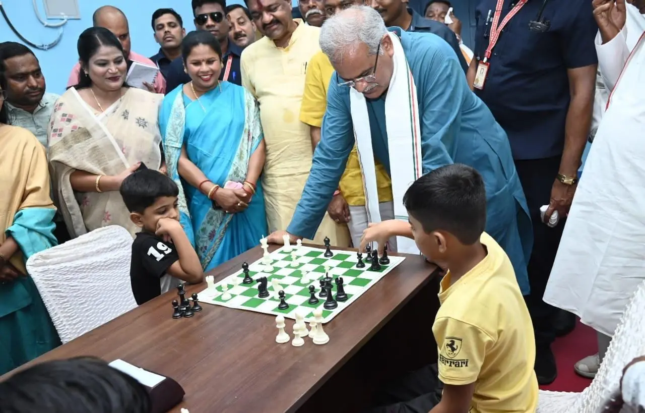 ग्रैंड मास्टर CM: शतरंज की बिसात देख ठिठके सीएम भूपेश,  दो छोटे भाइयों को दिए टिप्स, कहा- सामने वाले की अगली चाल को भांप कर चलें अपनी चाल